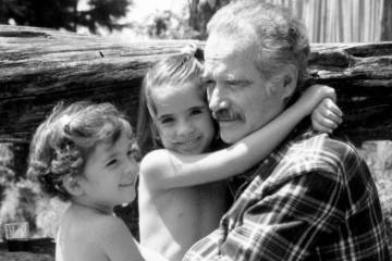 Manuel Mejía con sus hijas Adelaida y Valeria.