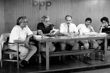 Una foto de Manuel Mejía Vallejo en la Biblioteca Pública Piloto. Foto de Jairo Osorio, del libro iconográfico que pronto publicará sobre el autor, Manuel revelado.