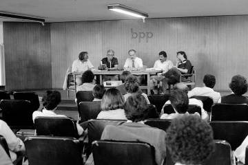 Imagen de reunión del taller de escritores en La Piloto. Foto: Jairo Osorio