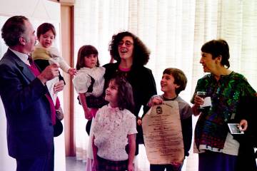 Manuel Mejía con su familia: Valeria, Adelaida, María José, Pablo Mateo y su esposa entonces, Dora Luz, y su suegra, la artista Dora Ramírez. Foto: Jairo Osorio.