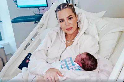 Khloé Kardashian posa con un bebé que nació por gestación subrogada. Ha sido criticada en redes sociales. FOTO Toamda de la serie Las Kardashians.