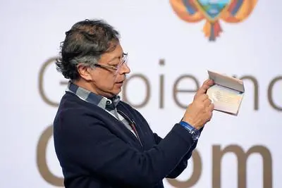 El presidente Gustavo Petro presentando el nuevo pasaporte. Foto: Presidencia. 