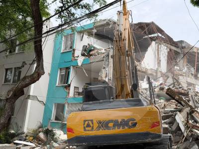 Tras un mes del terremoto: el reto de atender a 300.000 familias afectadas y de luto
