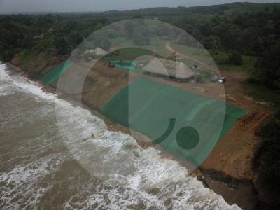 Con diques y barreras innovadoras luchan en Urabá para que el mar no se trague las costas