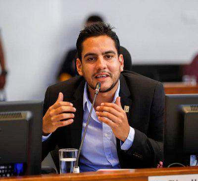 El concejal Alex Flórez es, por el momento, un abogado no titulado. FOTO Cortesía