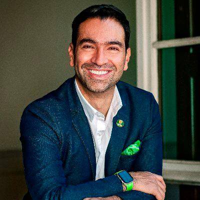 Mauricio Toro además de relatar que hizo parte de una relación poliamorosa, dijo que también tiene un amor para toda la vida. Foto sacada de twitter: @MauroToroO. 