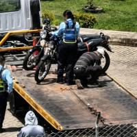 Agentes de tránsito inmovilizaron varias motos que usan los estudiantes de este colegio para movilizarse desde sus viviendas en zonas rurales. Foto: cortesía.