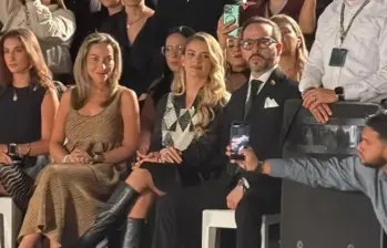El presidente electo Abelardo de la Espriella y la primera dama Ana Lucía Pineda asistieron a la pasarela inaugural en el Coliseo Yesid Santos de Medellín. FOTO redes sociales