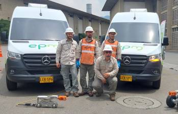 Operarios de EPM junto a los dos robots que son desplegados junto a los vehículos que portan los equipos de visualización de las imágenes transmitidas por los dispositivos. FOTO: Cortesía