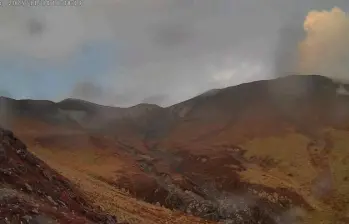 Registro de la cámara Piocollo ubicada a 2 km en dirección nororiente del volcán Puracé. Columna de gases y ceniza fina con una altura mínima estimada de 500 m sobre la cima del volcán. FOTO: Servicio Geológico Colombiano.