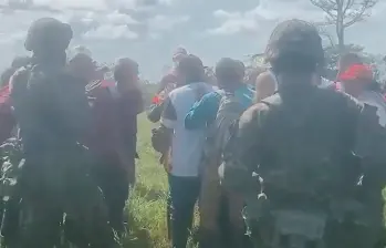 Cerca de 400 personas rodearon a las tropas y se llevaron a los dos uniformados. IMAGEN TOMADA DE VIDEO.