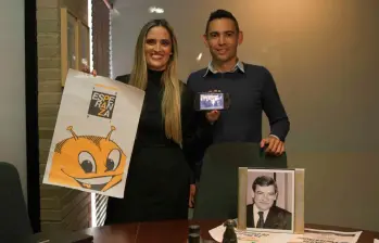 Los hermanos Lina y Martín Gómez recuerdan el espíritu que inspiró la imagen en el espacio donde compartieron la historia familiar detrás de la icónica mascota de Conavi. FOTO El Colombiano