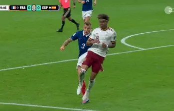 El futbolista francés Lucas Dignie le dio una pequeña “patada” al español Lamine Yamal en una de las priumeras jugadas del encuentro. Foto: Captura de pantalla