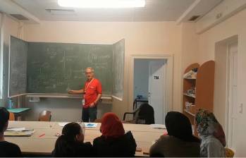 Jaime Alberto Beck Fonseca, durante una de sus clases a refugiados en Alemania. FOTO: CORTESÍA 