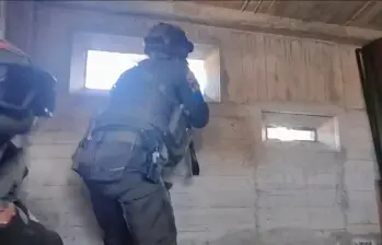 Los ataques se registraron en siete estaciones de policía del Cauca. Este es el momento de respuesta de un grupo de policías. FOTO CAPTURA DE PANTALLA 