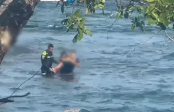 Los dos bañitas lograron salir del agua gracias a la rápida reacción de la Policía. FOTO: Cortesía Departamento de Policía Urabá