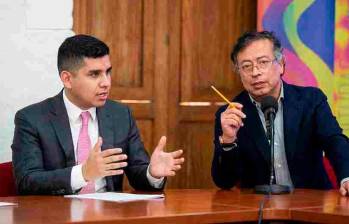 El Gobierno estudia decretar nuevas inversiones forzosas por cerca de $35 billones, mientras la banca alerta sobre efectos en el costo del crédito. Jonathan Malagón (izq) Gustavo Petro (der) FOTO: COLPRENSA E IA