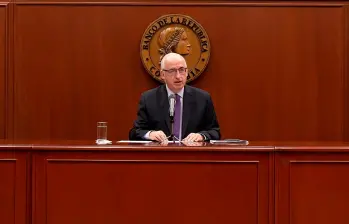 El gerente del Banco de la República, Leonardo Villar, anunció solo la decisión de aumentar la tasa de interés, cosa inusual, pues generalmente lo acompaña el ministro de Hacienda. FOTO: Captura de video
