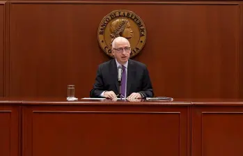 El gerente del Banco de la República, Leonardo Villar, anunció solo la decisión de aumentar la tasa de interés, cosa inusual, pues generalmente lo acompaña el ministro de Hacienda. FOTO: Captura de video