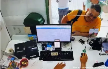 Usaban lectores biométricos y bases de datos para suplantar a los beneficiarios antes de que fueran a cobrar. Foto: cortesía Fiscalía.