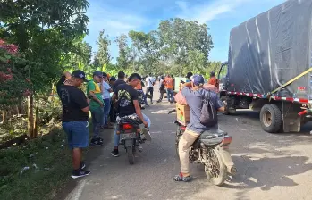 El bloqueo entre San Juan de Urabá y Montería que, indican los campesinos, no cesará hasta llegar a un acuerdo con el Gobierno Nacional. FOTO: imagen tomada de redes sociales.