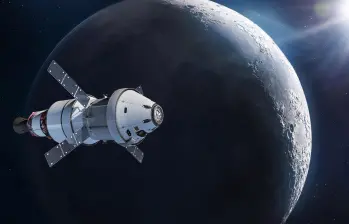 Nave espacial de la misión Artemisa con astronautas cerca de la superficie de la Luna. Foto: Getty