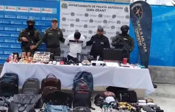 La captura se realizó en el municipio de Bello, durante una diligencia de allanamiento adelantada por las autoridades. FOTO: Cortesía Alcaldía de Rionegro