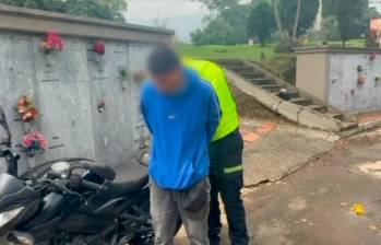 A Sergio Andrés Correa, de 24 años, lo capturaron cuando salía del cementerio Jardines de Montesacro, de Itagüí, tras visitar la tumba del hijo que, según las autoridades, habría asesinado. FOTO: CORTESÍA