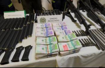 Fuera del arsenal había una buena cantidad de dinero en efectivo en los inmuebles que fueron allanados. FOTO TOMADA DE X