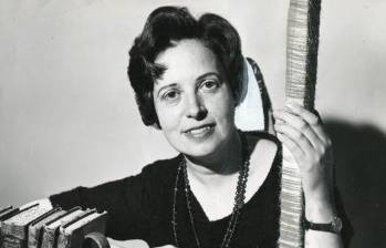 Elisa Mújica nació en Bucaramanga en 1918, publicó su primer cuento en 1947 en el periódico El Liberal y dos años después su novela Los dos tiempos, hoy republicada por Alfaguara.