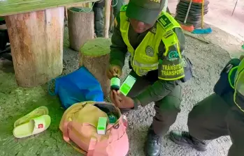 El pasajero sospechoso llevaba la sustancia en un maletín y una bolsa de tela. IMAGEN TOMADA DE VIDEO DE LA POLICÍA.