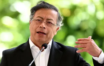 El presidente Gustavo Petro, a última hora, tuvo que buscar otra opción para poder salir del país, hasta que Aeroméxico aceptó transportarlo. Foto: AFP