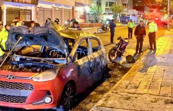 Uno de los carros bomba fue rociado con gasolina y le prendieron fuego. Otro explotó a por la activación de dos cilindros de gas con combustible, mecha lenta y tacos de dinamita. FOTO: Tomada de X (antes Twitter) @FiscaliaEcuador