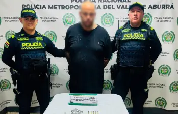 El detenido junto al arma que le fue incautada en su poder. FOTO: Cortesía