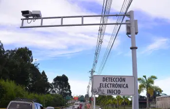 Una de las cámaras de fotodetección que ya operan en el municipio de Rionegro. FOTO: Cortesía