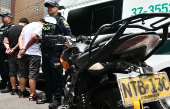 Los extranjeros detenidos junto al vehículo con la placa adulterada. FOTO: Cortesía