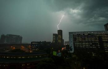 Una de las estampas que dejó el aguacero reciente que cayó sobre Medellín. FOTO: Cortesía