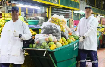 Encargados en la Plaza Minorista recogiendo los alimentos que terminará convertidos en mercados para los más necesitados de la ciudad. FOTO: Cortesía