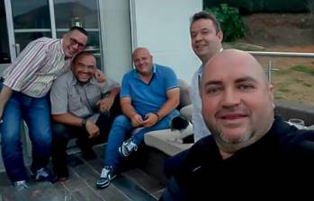 n la foto (de izq. a der) Álvaro Villada, que fue del AMVA; Edinson López, abogado de capos de la Oficina; Miguel Quintero; Wilder Echavarría, exdirector de la EDU; y Jorge Liévano, ex de Metroparques. Manejaron un tinglado en la administración Quintero. FOTO cortesía