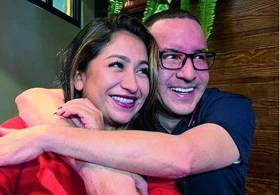 Álvaro Villada con Vanesa Álvarez, de quien dicen testigos que revisaba los contratos y cuidaba los intereses de este en el Área Metropolitana. Foto: expediente