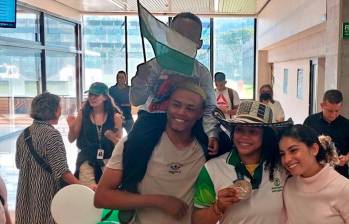 La medallista olímpica Mari Leivis Sánchez con su hermano y su hijo, tras llegar de París, luego de la disputa de Juegos Olímpicos. FOTO CORTESÍA @AeropuertoMDE