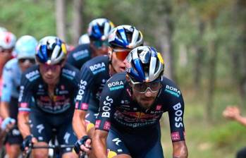 El colombiano Daniel Felipe Martínez abandonó la Vuelta a España, en el transcurso de la etapa 20. FOTO TOMADA @RBH_ProCycling