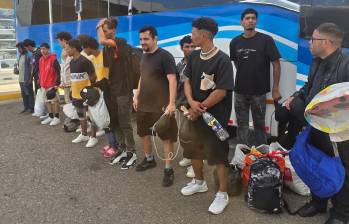 Algunos de los venezolanos expulsados tras la acción migratoria. A la izquierda, José Emmanuel Torres, conocido como “El ‘Padre’ de La Paralela”. FOTO: Cortesía.