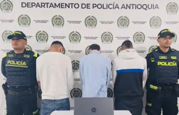 Los capturados junto al botín recuperado. FOTO: Cortesía