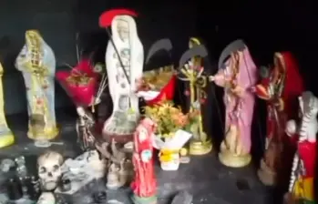 Este fue el altar y los artilugios paganos que encontró la Policía en la vivienda de Riohacha, en La Guajira. IMAGEN DE TOMADA DE VIDEO DE POLICÍA.