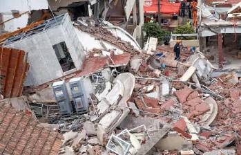 Los restos del hotel en la ciudad de Villa Gesell, Argentina. FOTO: AFP