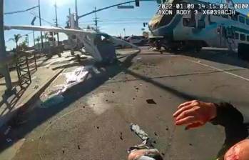 El piloto fue rescatado segundos antes de que el tren arrollara su avioneta. FOTO: CORTESÍA LAPD.