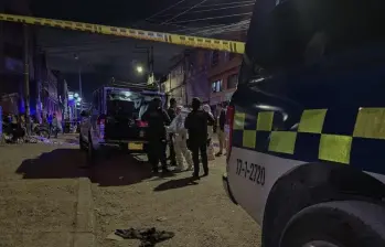 Miembros de la Policía acordonan el lugar de la explosión en Bogotá. FOTO: imagen tomada de redes