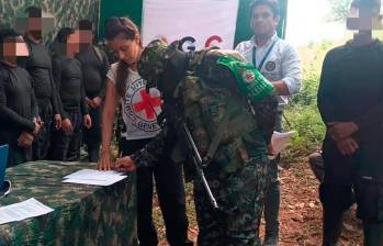 La entrega de estas cinco personas se hizo ante la presencia de entidades locales y organismos internacionales en un acto en Tarazá. FOTO: CORTESÍA
