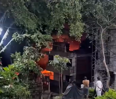 El incendio se avivó en la madrugada y afectó a varios vehículos de un parqueadero de Bello, dejando a tres en pérdida total. Foto: Captura de video.